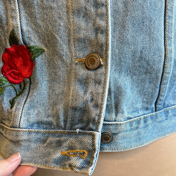NWT 🌹 Roses embroidery blue denim jacked M - Picture 7 of 13